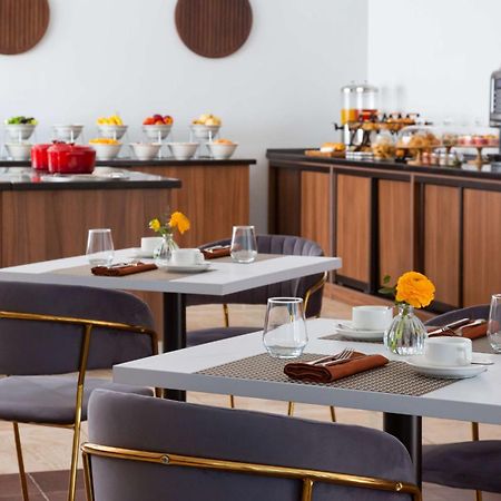 Hotel Doubletree By Hilton Chimkent Extérieur photo