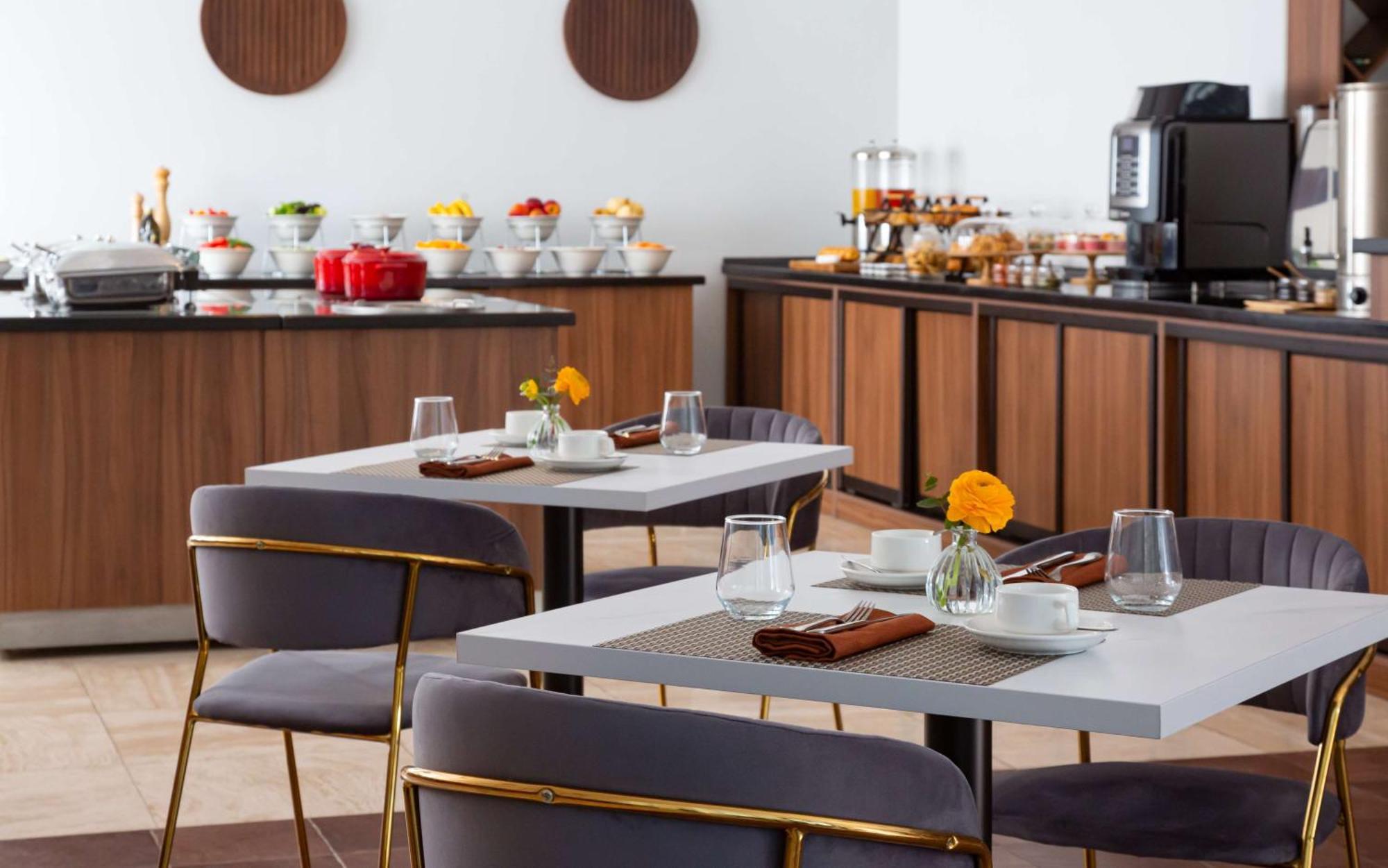 Hotel Doubletree By Hilton Chimkent Extérieur photo