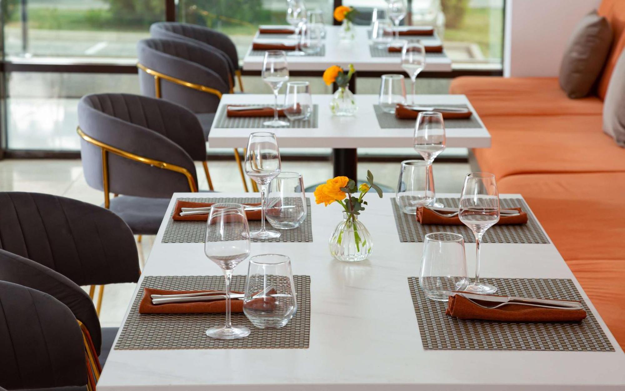Hotel Doubletree By Hilton Chimkent Extérieur photo