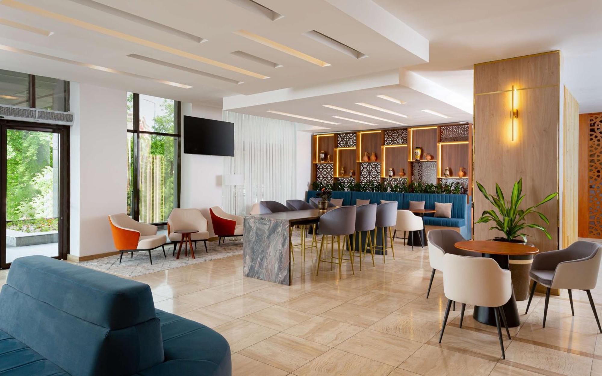 Hotel Doubletree By Hilton Chimkent Extérieur photo