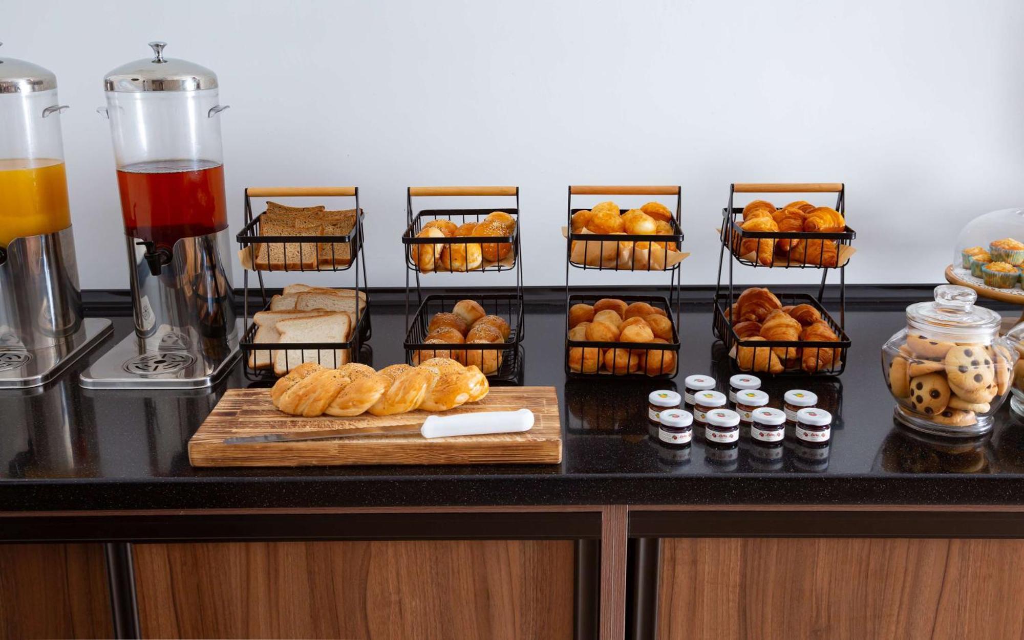Hotel Doubletree By Hilton Chimkent Extérieur photo