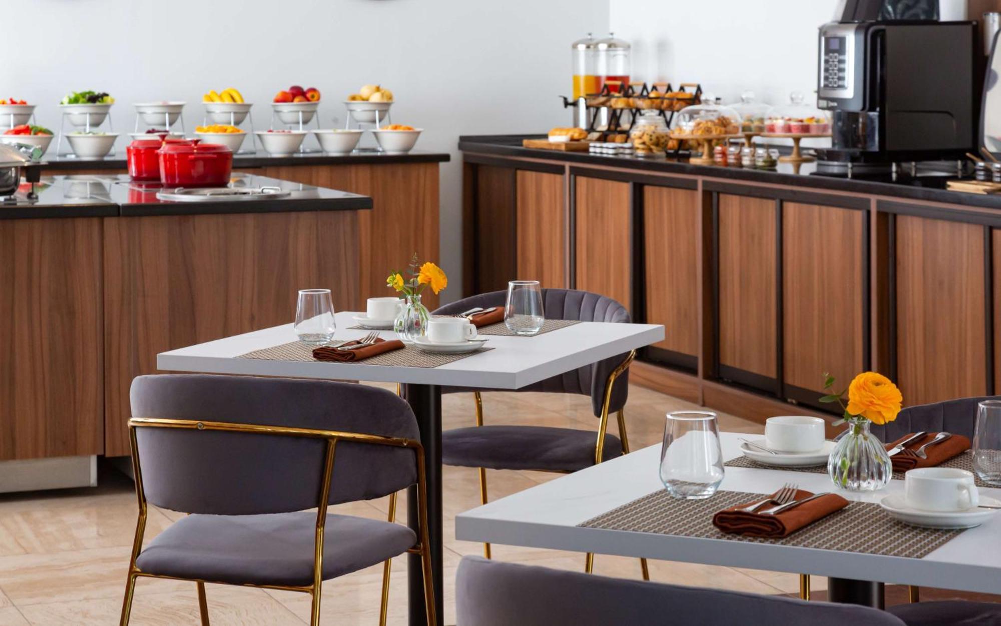 Hotel Doubletree By Hilton Chimkent Extérieur photo