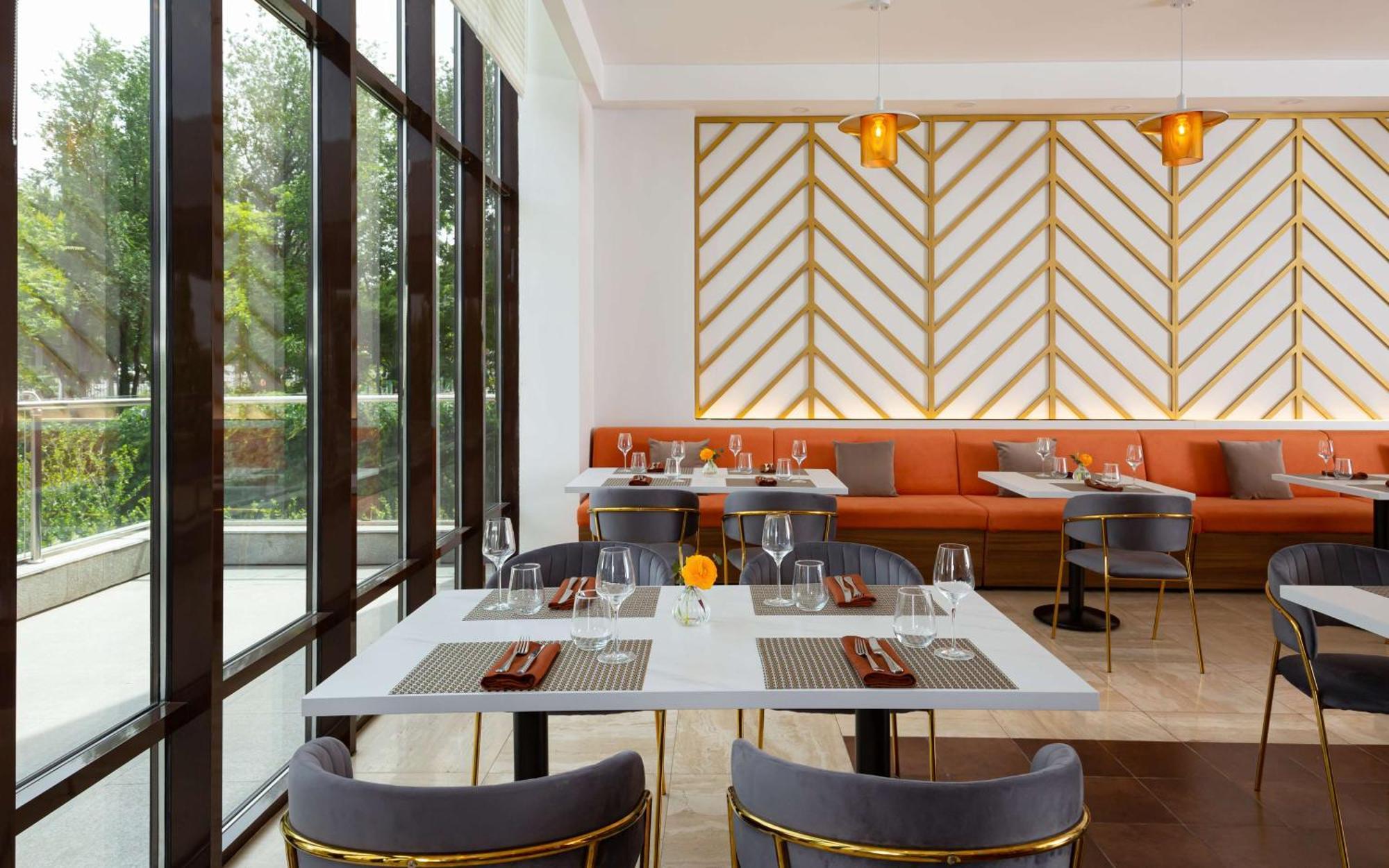 Hotel Doubletree By Hilton Chimkent Extérieur photo