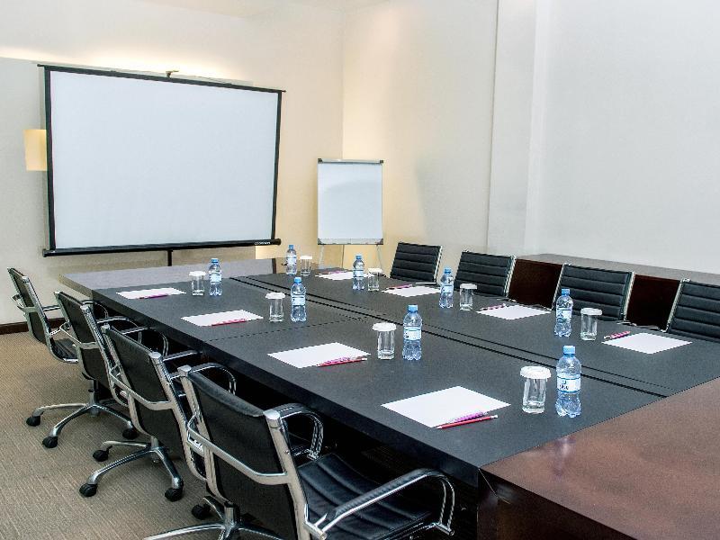 Hotel Doubletree By Hilton Chimkent Extérieur photo