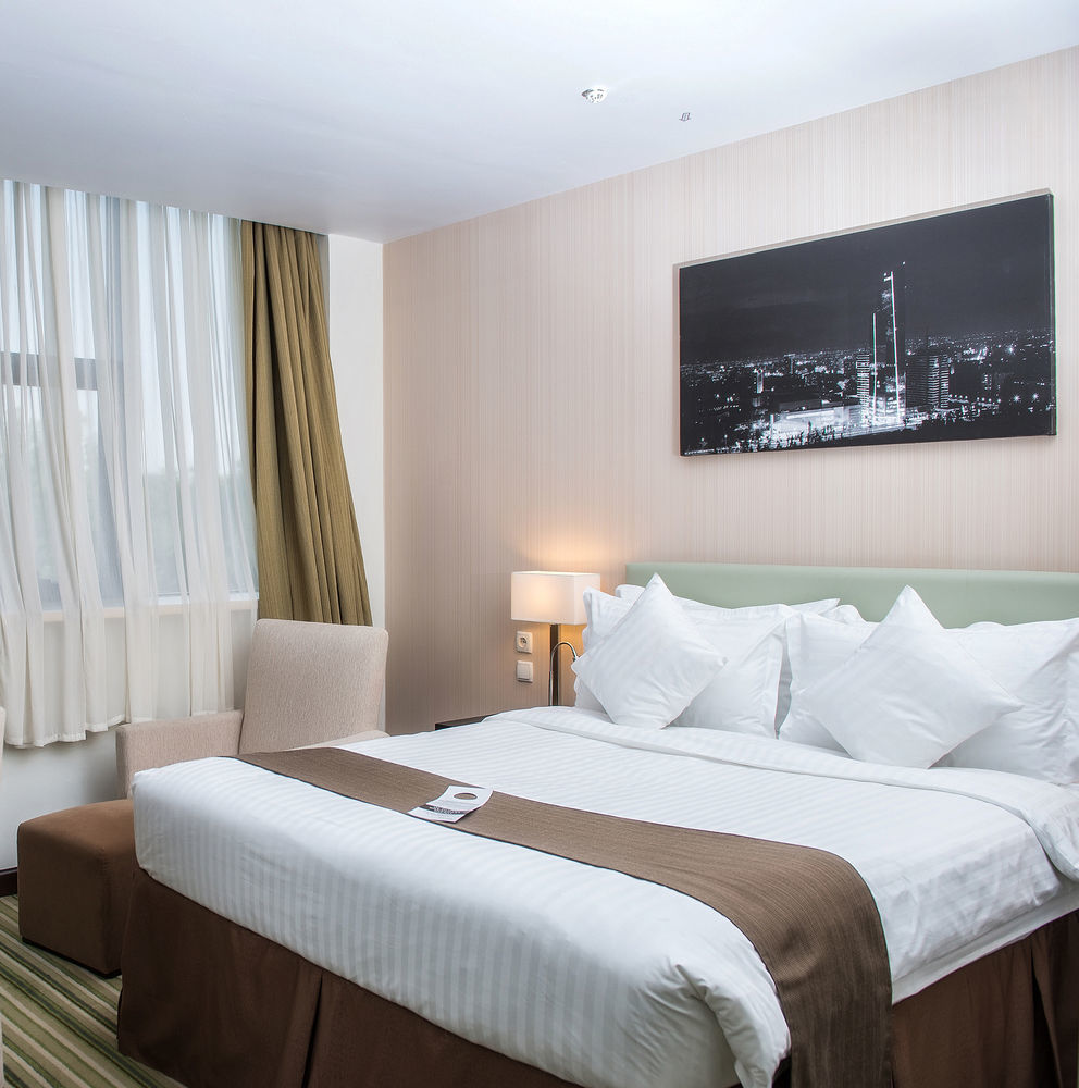 Hotel Doubletree By Hilton Chimkent Extérieur photo