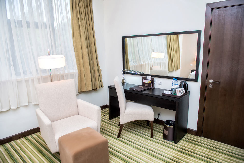 Hotel Doubletree By Hilton Chimkent Extérieur photo