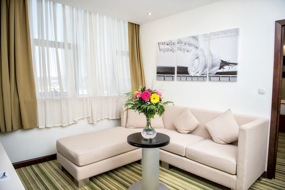 Hotel Doubletree By Hilton Chimkent Extérieur photo