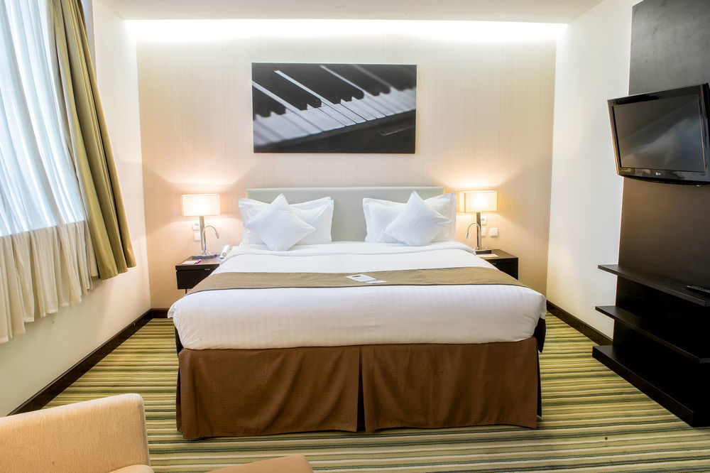 Hotel Doubletree By Hilton Chimkent Extérieur photo
