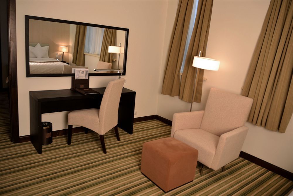 Hotel Doubletree By Hilton Chimkent Extérieur photo